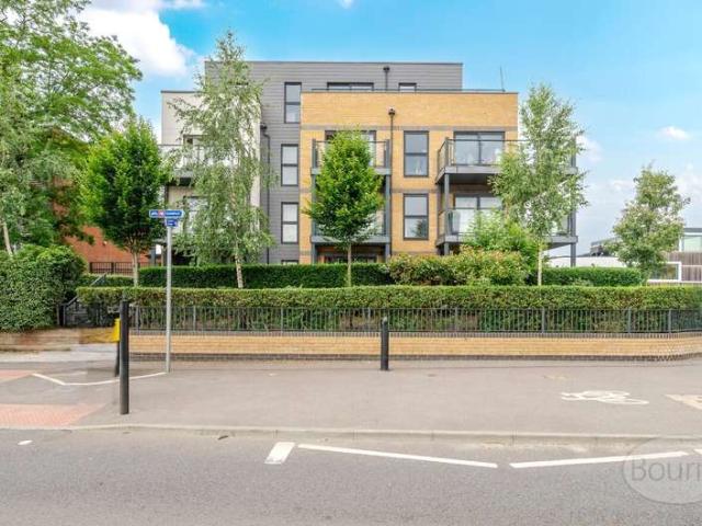 Flat for sale in Guildford Park, Guildford