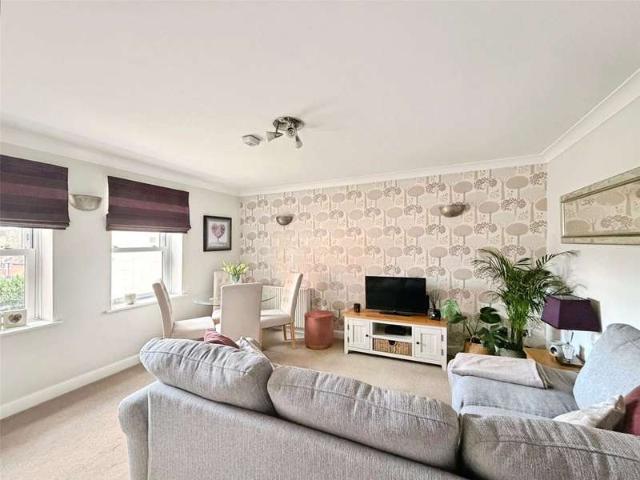Flat for sale in Ladyes Hills, Warwick