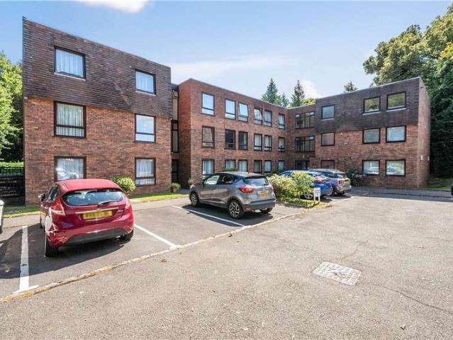 Flat for sale in Northwood, Greater London