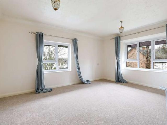 Flat for sale in Red Hill, Surrey