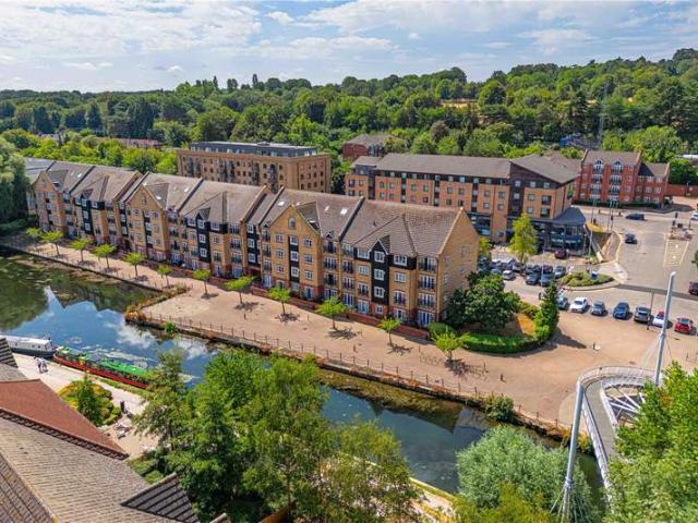Flat for sale in Pouchen End, Hertfordshire