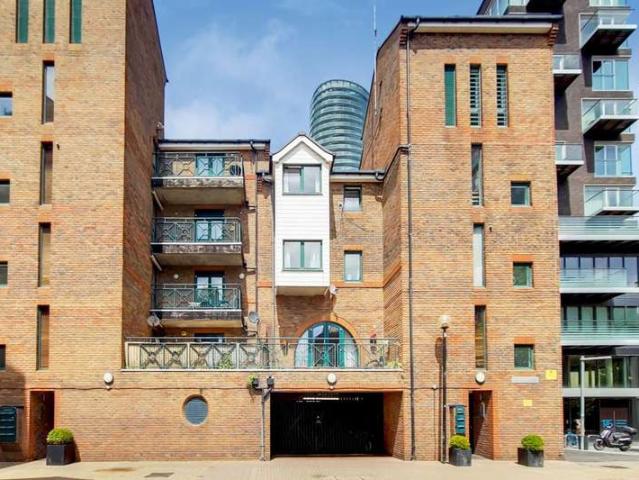 Flat for sale in Isle Of Dogs, Millwall