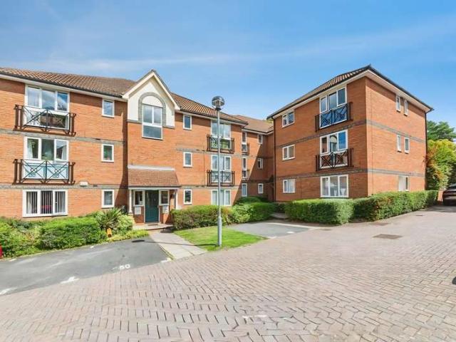 Flat for sale in Crowthorne, Bracknell Forest
