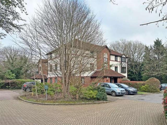 Flat for sale in Red Hill, Surrey