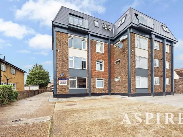 Flat for sale in South Benfleet, Essex