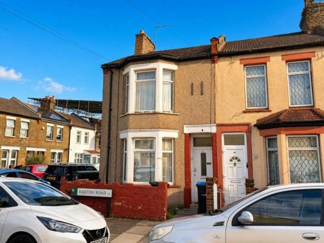 Flat for sale in Lower Edmonton, Greater London