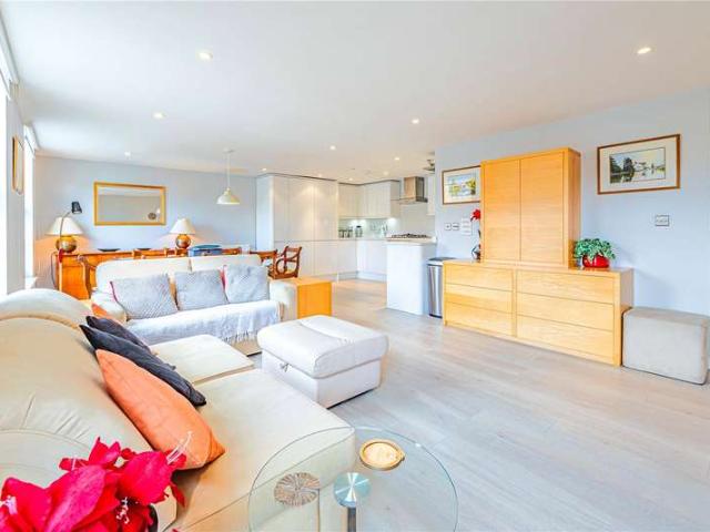 Flat for sale in Ashlyns Estate, Dacorum