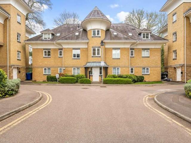 Flat for sale in Horsell, Woking