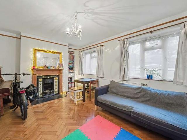 Flat for sale in Stroud Green, Greater London