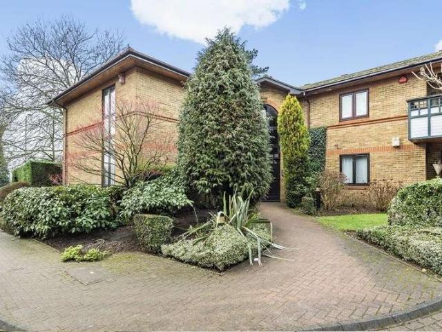 Flat for sale in Bushey