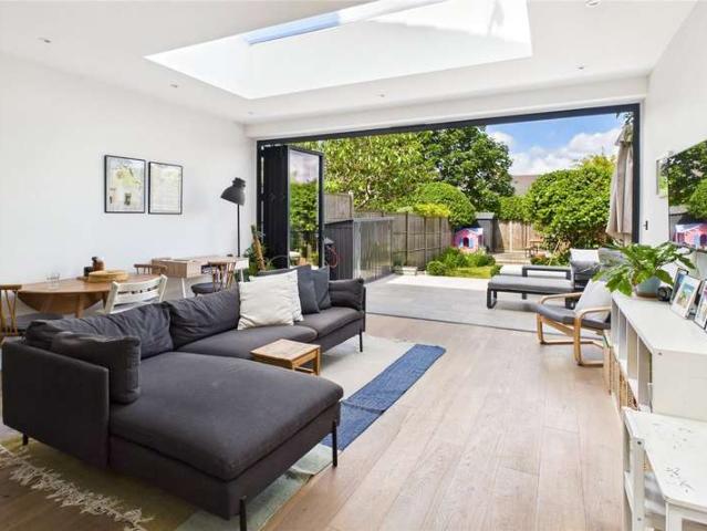 Flat for sale in Herne Hill, Greater London