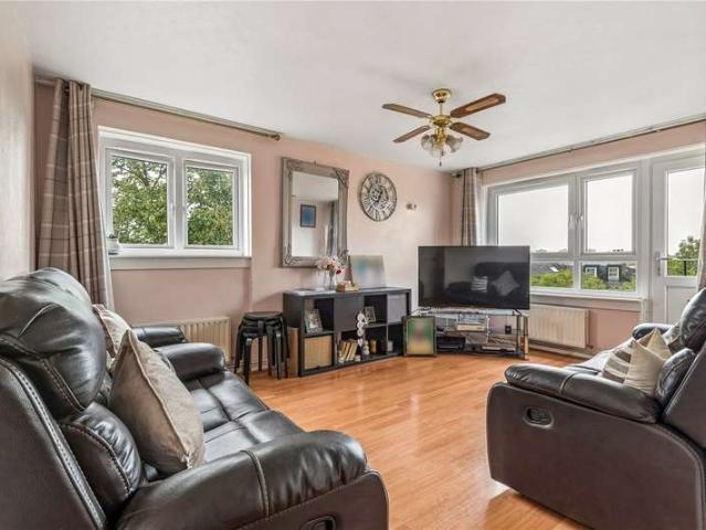 Flat for sale in Brownswood Park, Greater London