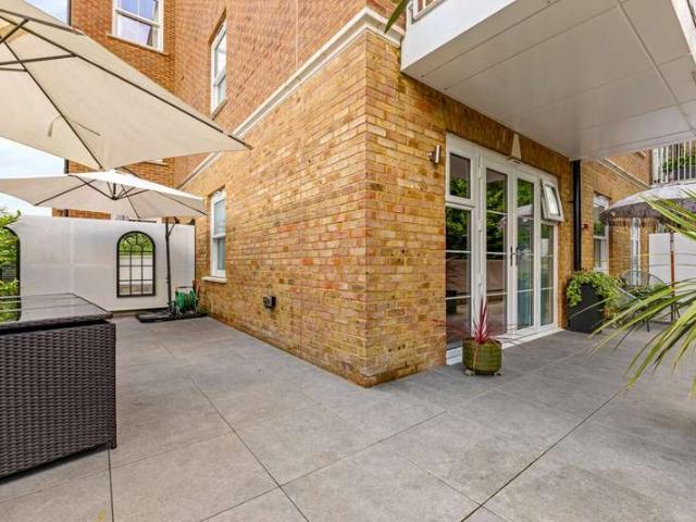 Flat for sale in Oxted, Hillview