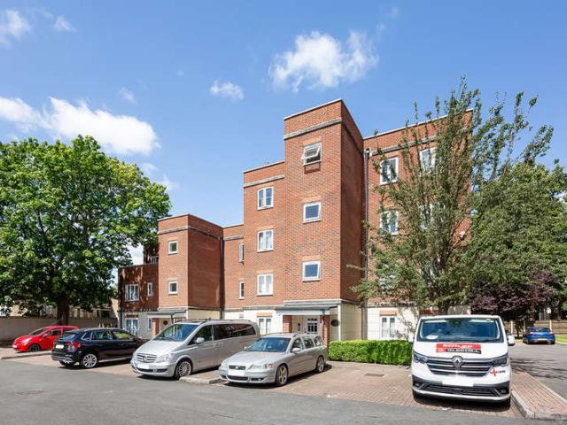 Flat for sale in Dulwich, Greater London