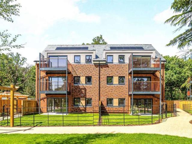 Flat for sale in Horsell, Woking