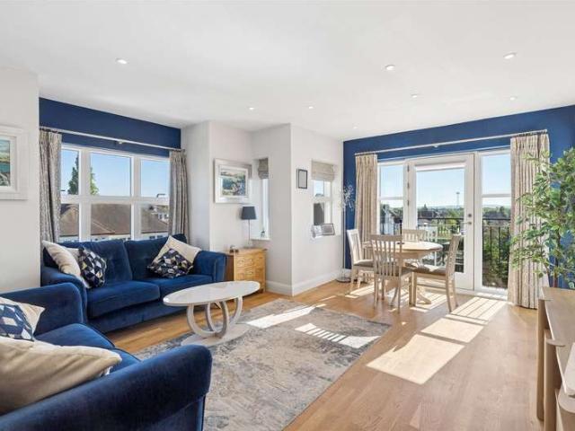 Flat for sale in Upminster, Greater London