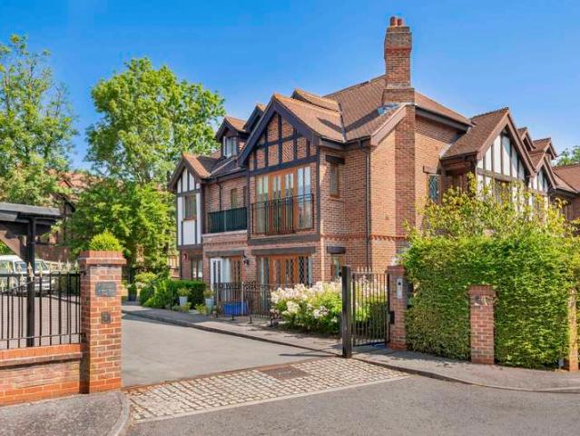 Flat for sale in Little Stanmore, Greater London