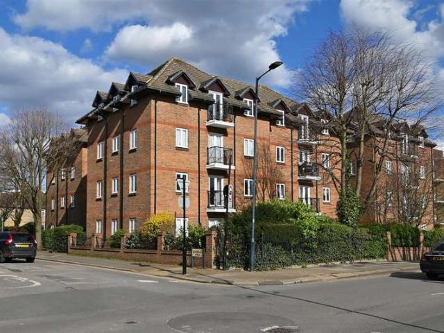 Flat for sale in Brondesbury, Greater London
