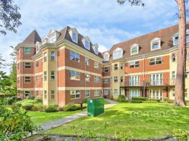 Flat for sale in Heol-las, Surrey