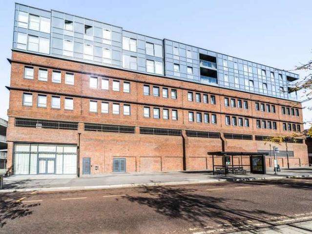 Flat for sale in Heol-las, Surrey
