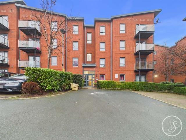 Flat for sale in Richmond Hill, West Yorkshire