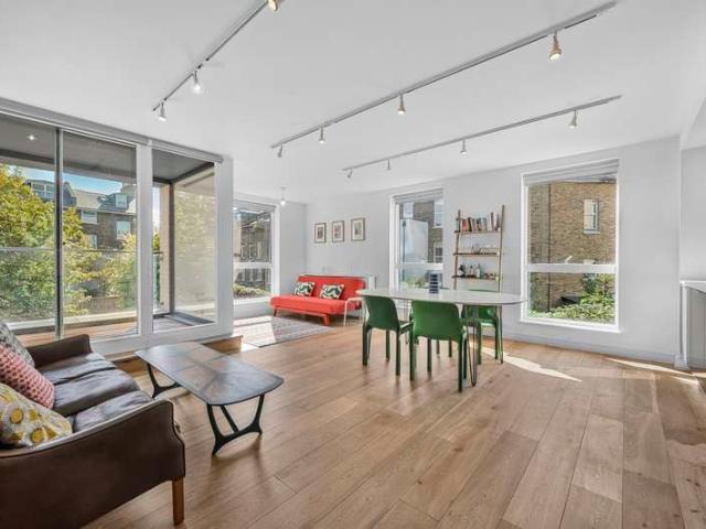 Flat for sale in Brownswood Park, Greater London