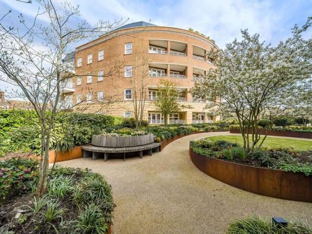 Flat for sale in Oxted, Hillview