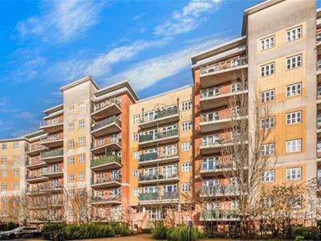 Flat for sale in Lane, Greater London