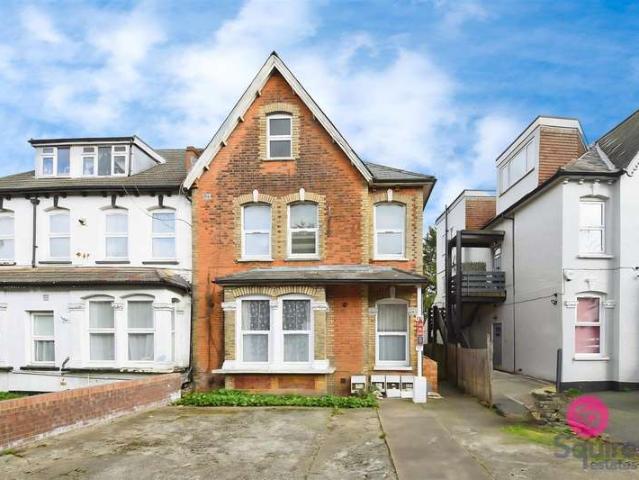 Flat for sale in Hendon, Greater London