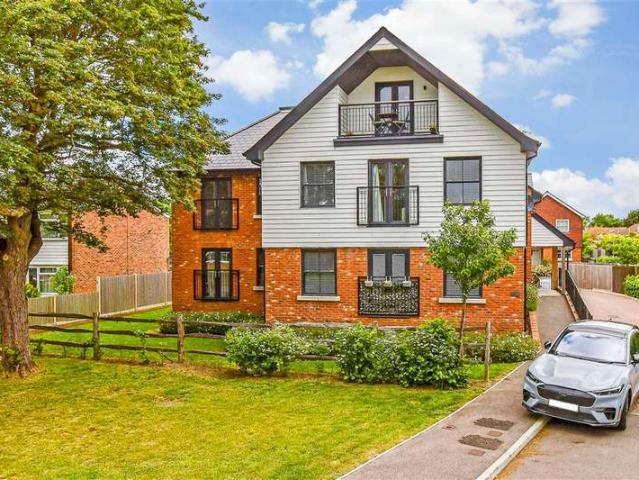 Flat for sale in Sandown Park, Kent