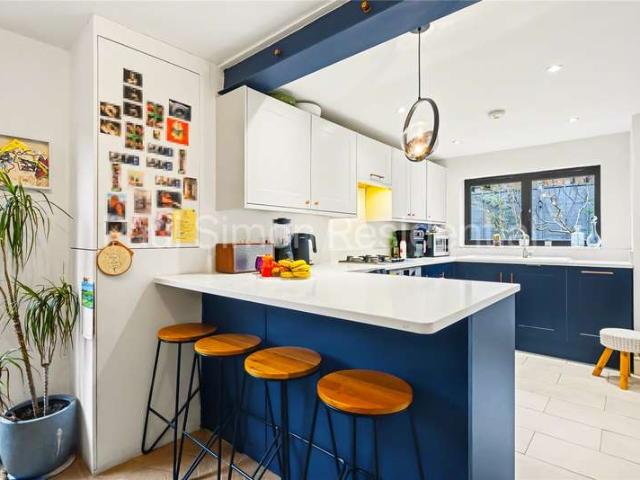 Flat for sale in Harringay, Greater London