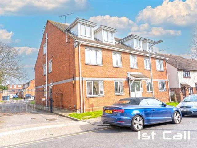 Flat for sale in Alton Barnes, Essex