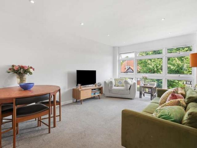 Flat for sale in Wanstead, Greater London