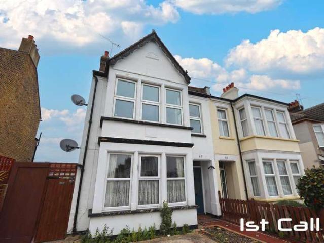 Flat for sale in Alton Barnes, Essex