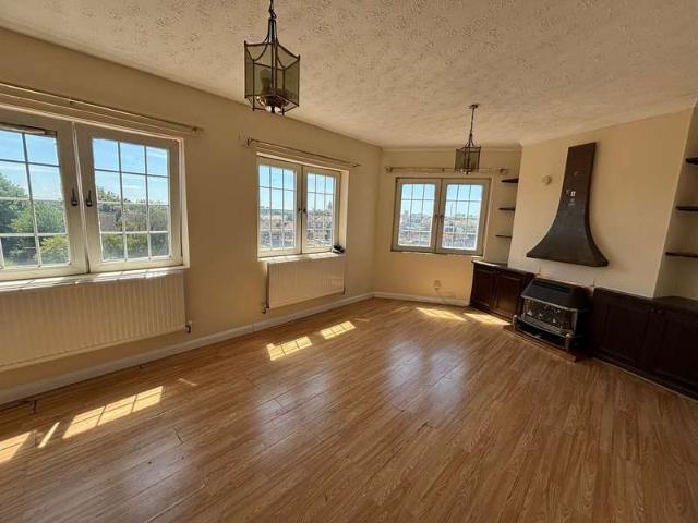 Flat for rent in Newbury Park, Greater London
