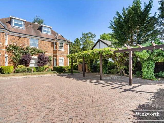 Flat for sale in Sunningdale