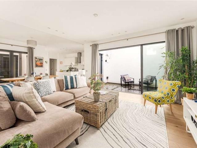 Flat for sale in Parson's Green, Greater London