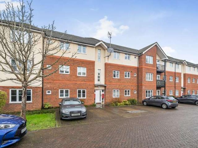 Flat for sale in Westborough, Surrey