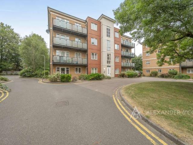 Flat for sale in Dunstable, Bedfordshire