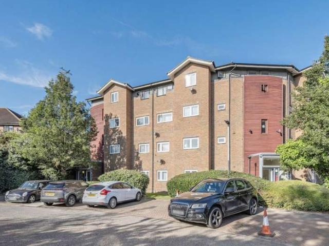 Flat for sale in Thamesmead, Greater London