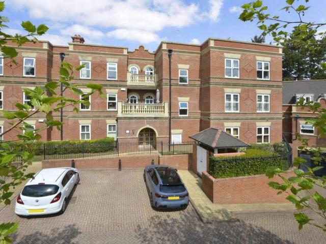 Flat for sale in Wormley, Waverley