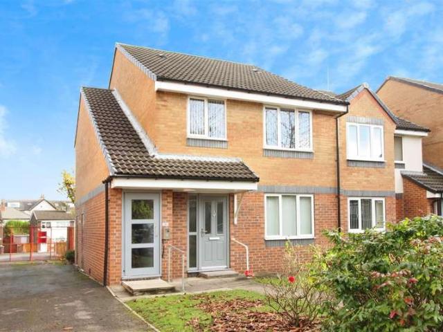 Flat for sale in West Yorkshire