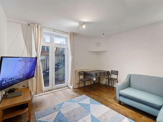 Flat for sale in Maryland, Greater London