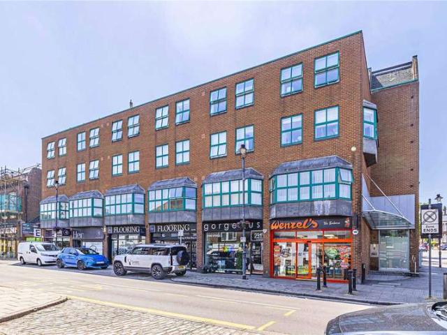 Flat for sale in Ashlyns Estate, Pouchen End
