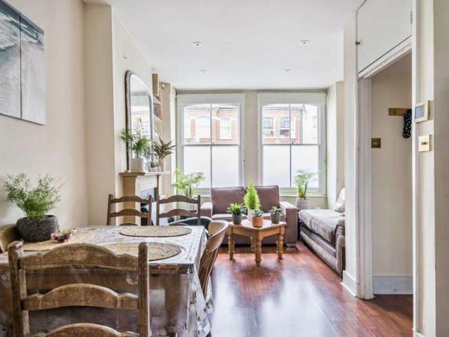Flat for sale in Sands End, Fulham