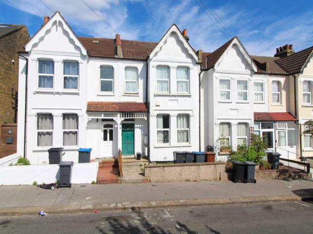 Flat for sale in London Borough of Croydon, Greater London