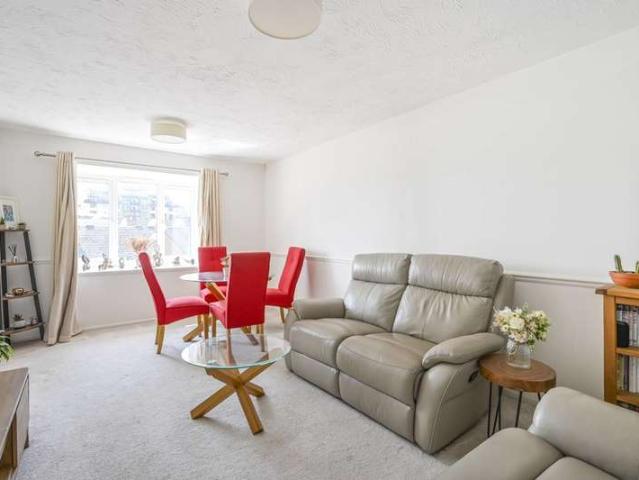 Flat for sale in Isle Of Dogs, Millwall