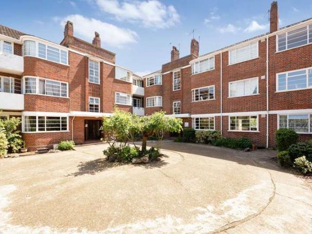 Flat for sale in Surbiton, Greater London