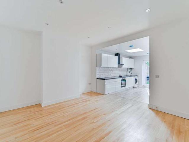 Flat for sale in Catford, Southend