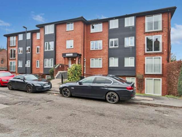 Flat for rent in London Borough of Croydon, Purley
